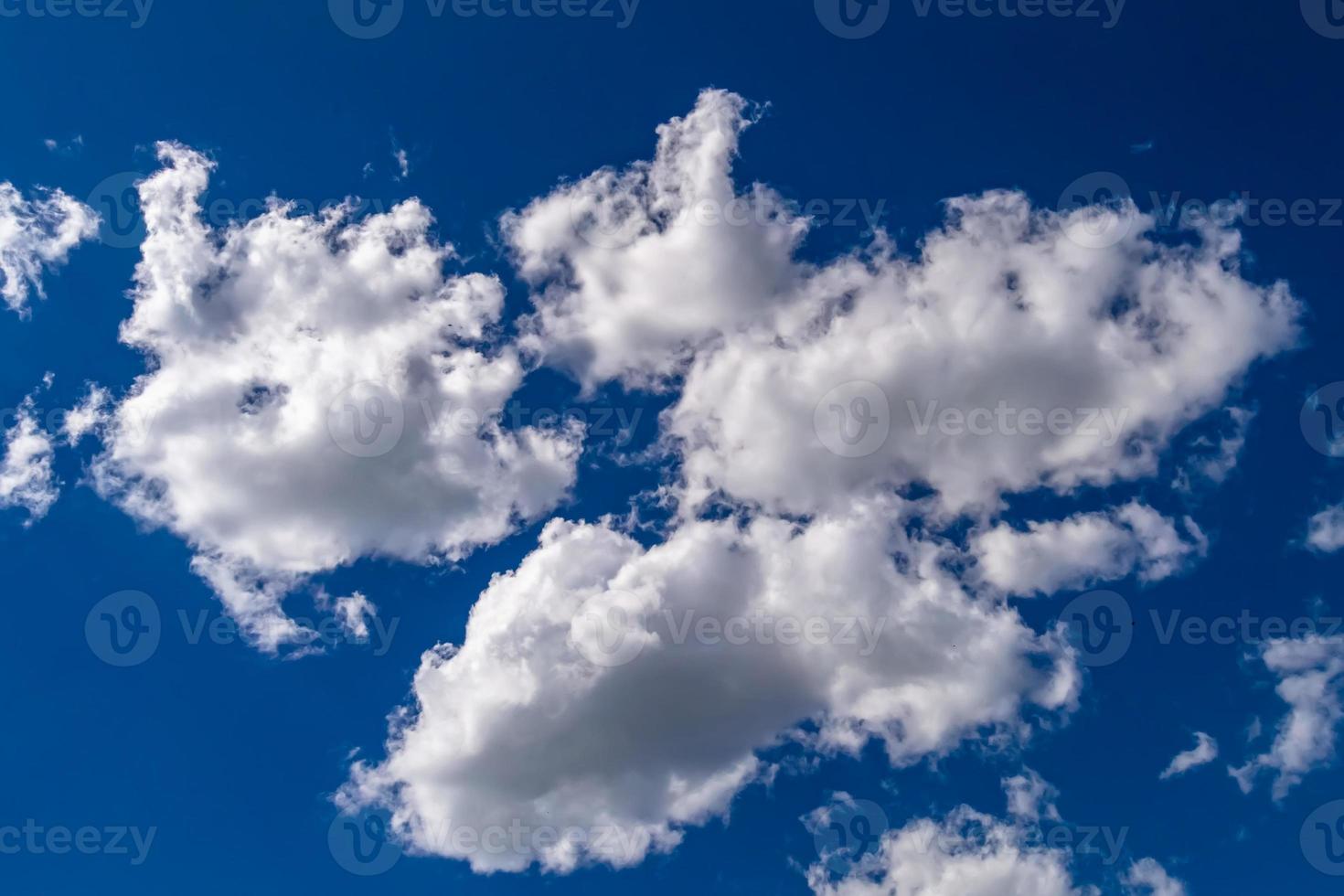 fotografia su tema bianca nuvoloso cielo nel non chiaro lungo orizzonte foto
