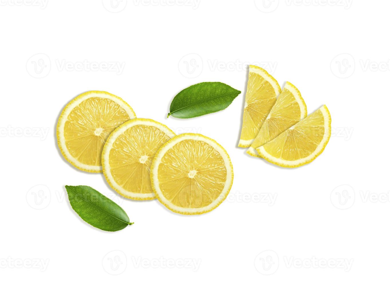 fresco Limone fette su bianca sfondo foto