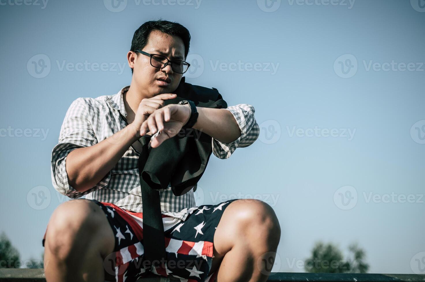 giovane asiatico uomo d'affari con i problemi e fatica al di fuori aziendale ufficio foto