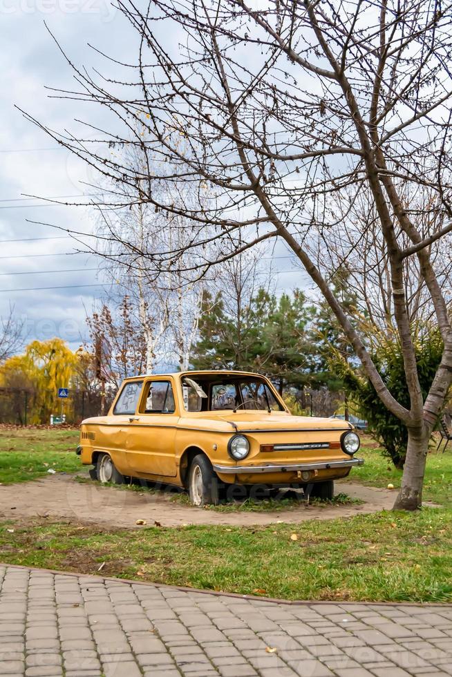 fotografia su tema super vecchio retrò auto zaporozhets foto