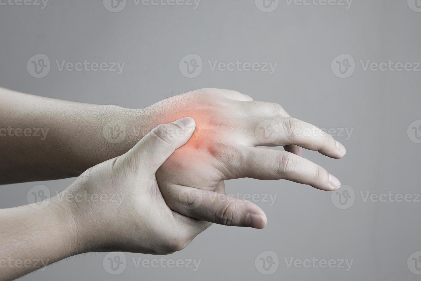 visita medica e massaggio di mani per alleviare rosso palma lesioni. Salute cura concetto. fratture di il metacarpo ossa, reumatismi, carpale tunnel, di parkinson malattia foto