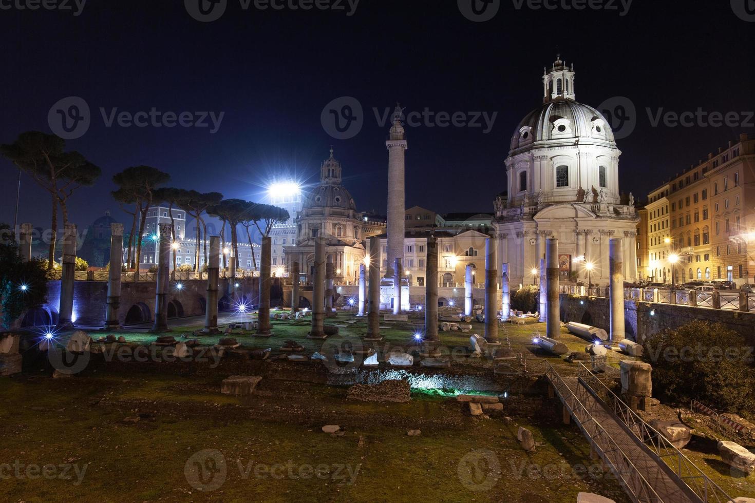 Roma, Italia, rovine di il vecchio città a notte con retroilluminazione. foto