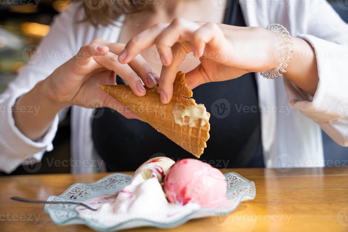 avvicinamento di delizioso ghiaccio crema nel mani foto