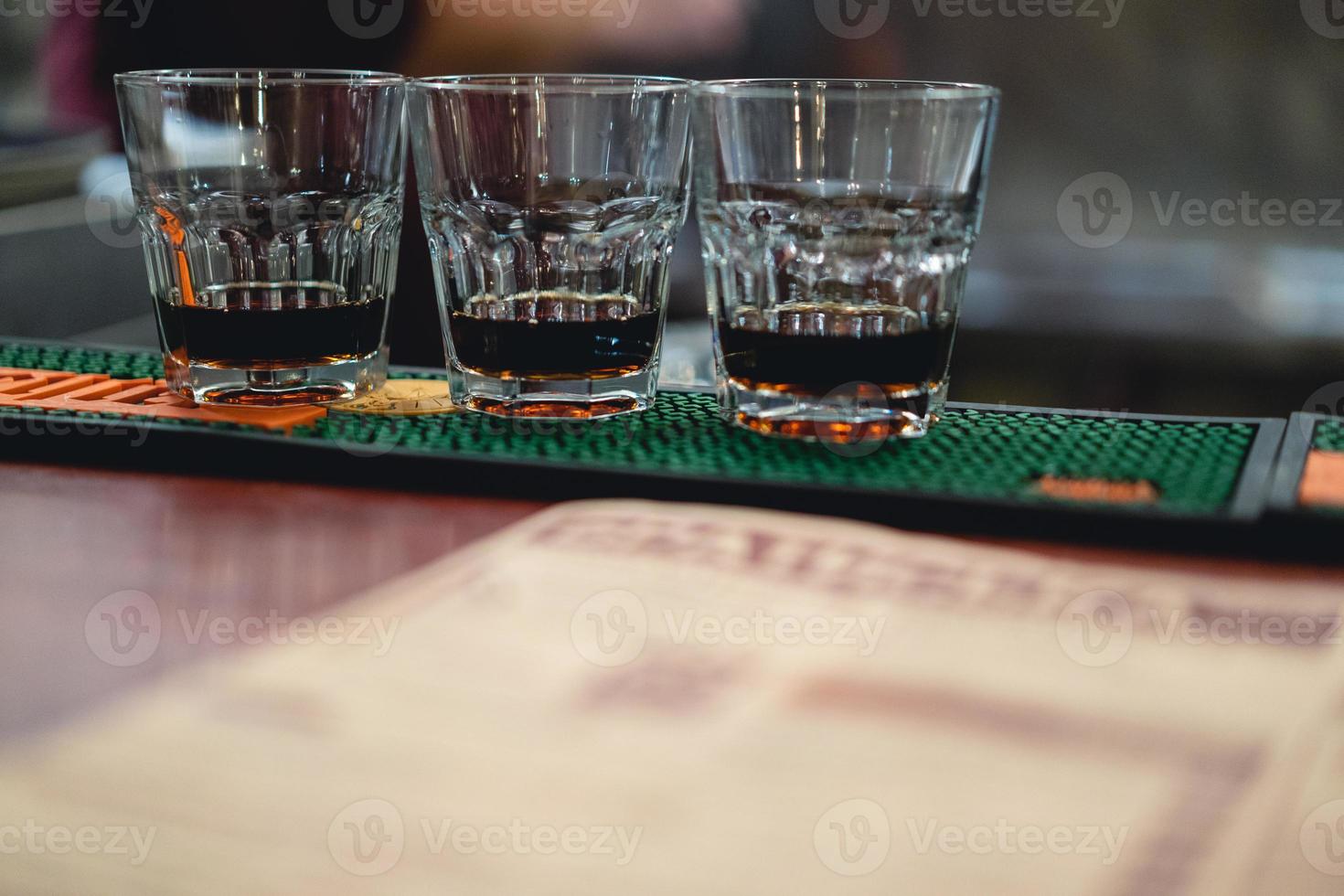 un alcolizzato bevanda con ghiaccio è servito di il barista a il bar foto