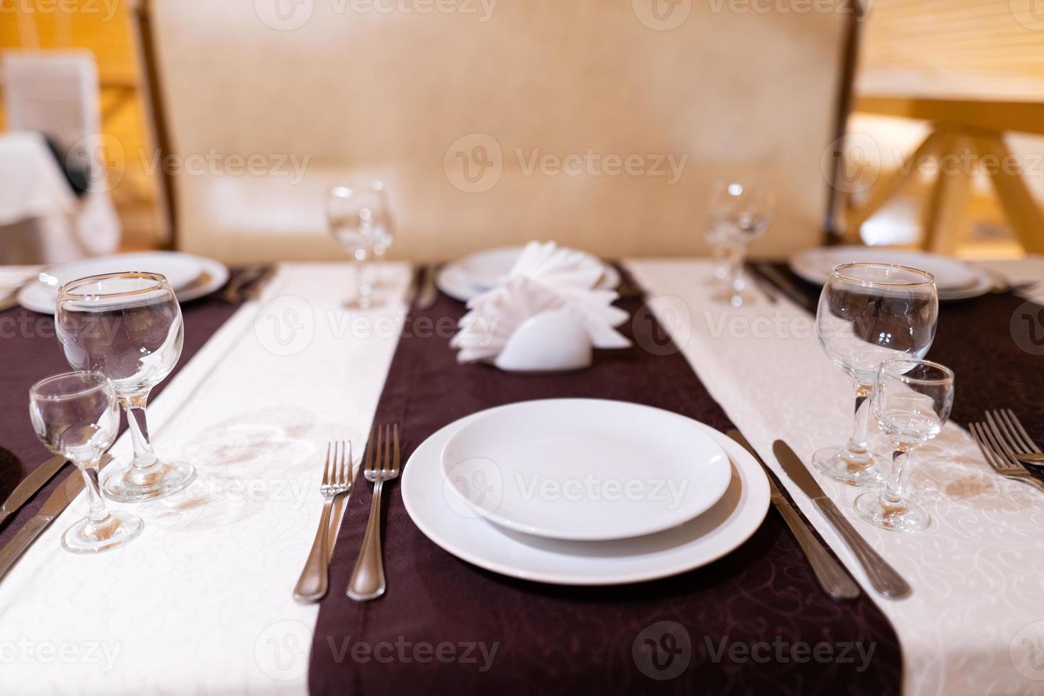 impostato di posate per cena a il tavolo foto