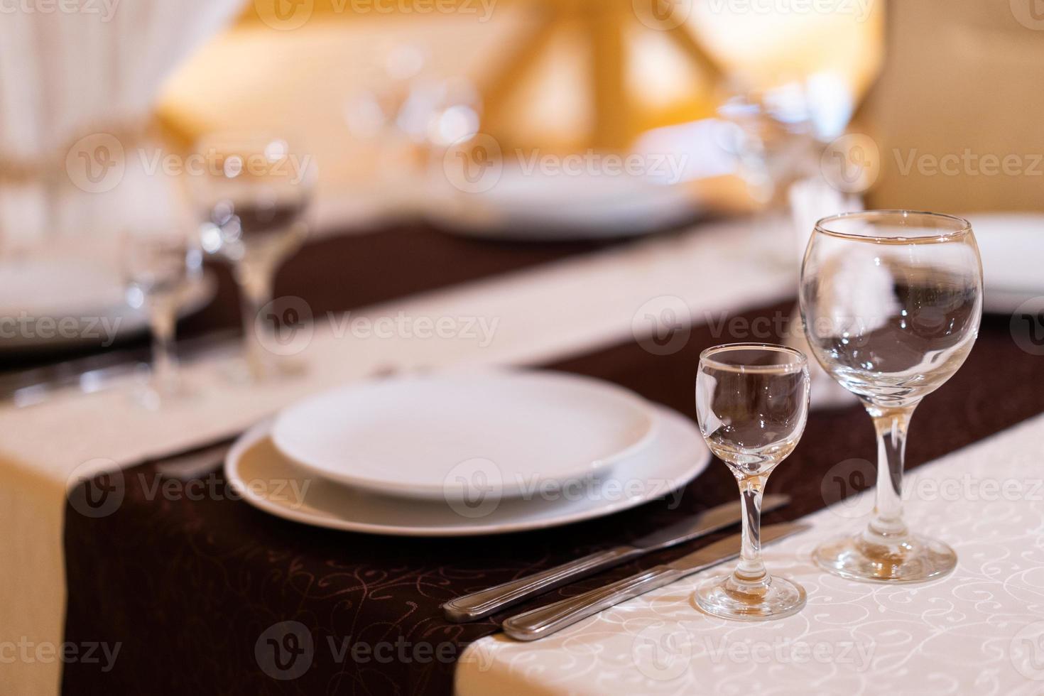 impostato di posate per cena a il tavolo foto