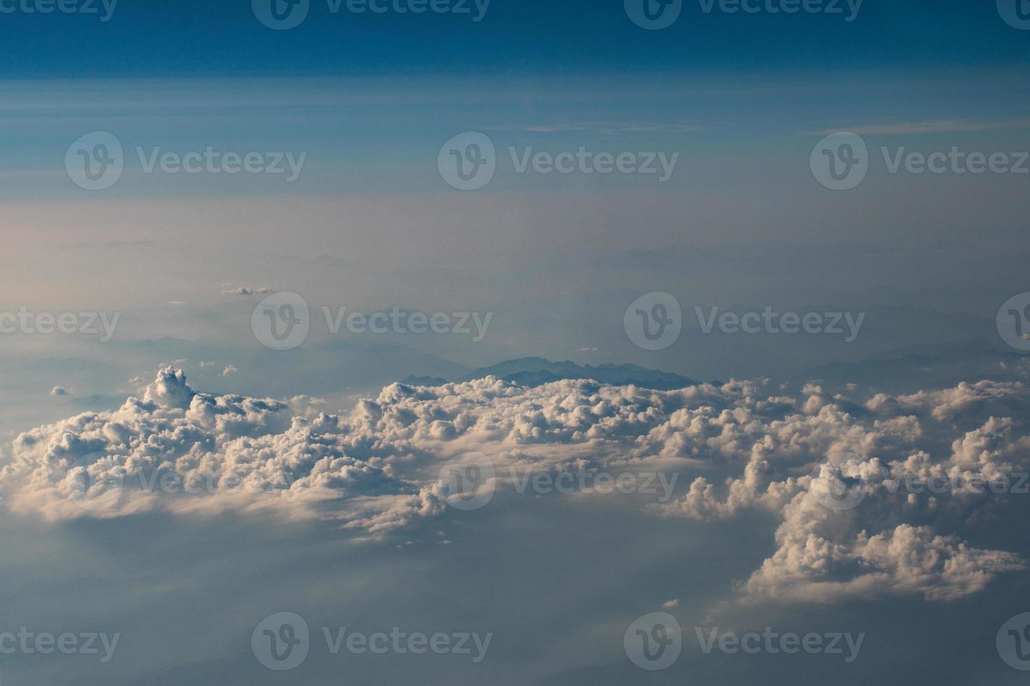 bellissimo soffice nuvole a partire dal il finestra di il aereo foto