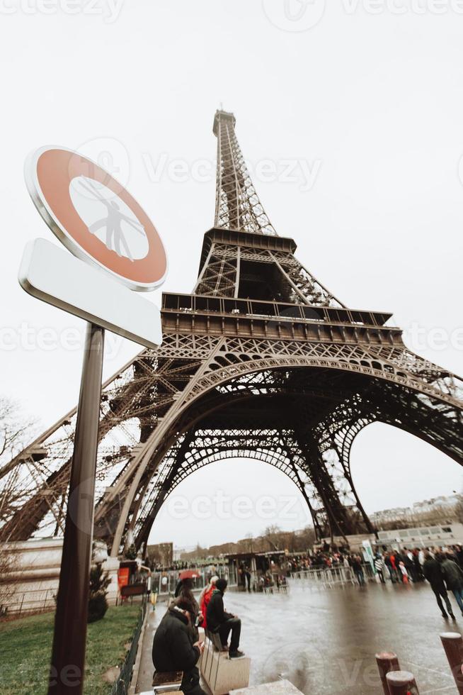 Parigi, eiffel Torre largo angolo con prospettiva foto