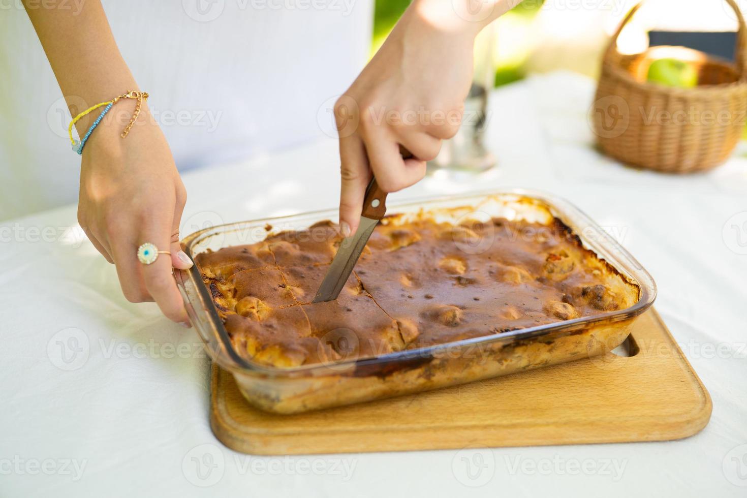 avvicinamento di torta tagliare in pezzi con un' coltello. foto