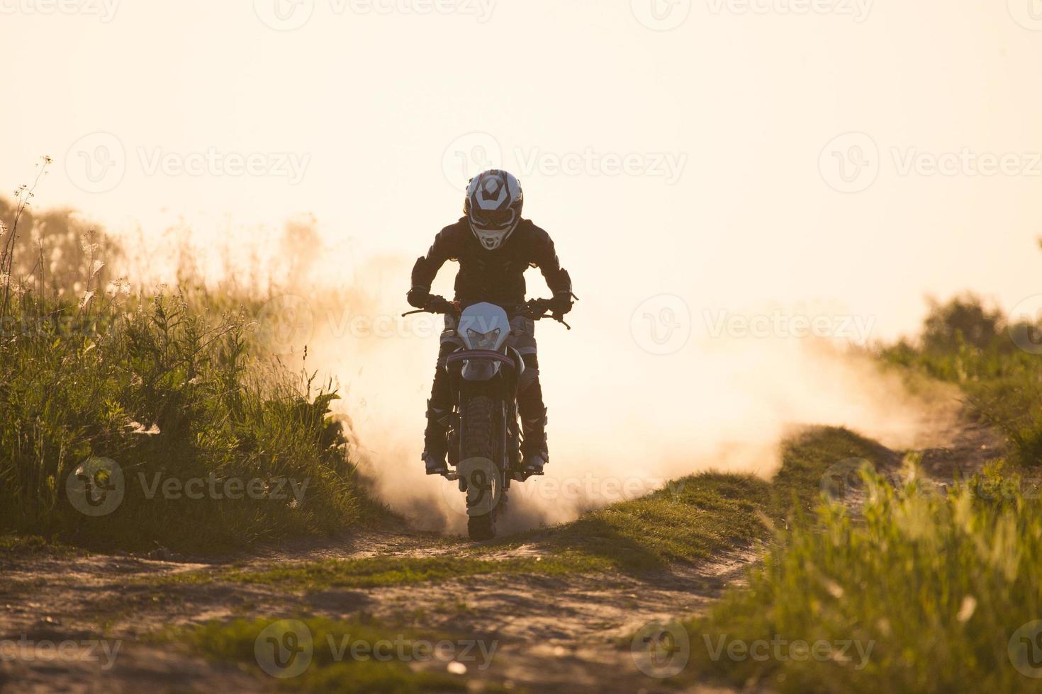 foto di un' motociclista a tramonto equitazione velocità lungo il strada