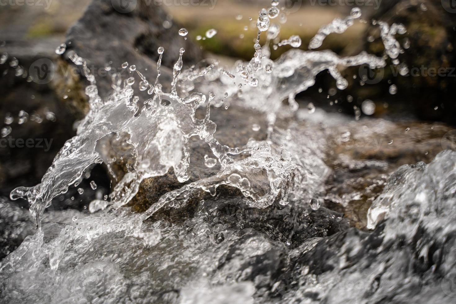 spruzzi di acqua nel il fiume foto