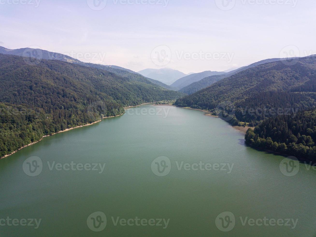 bellissimo paesaggio a partire dal un' fuco su il montagne e il fiume foto