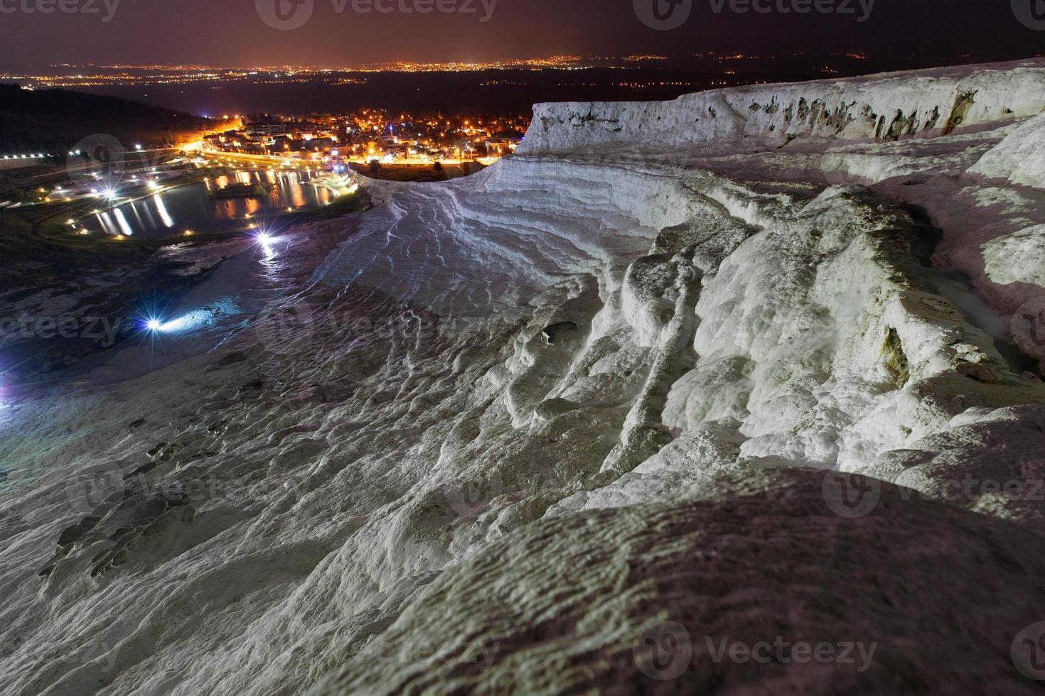 pamukkale su il superiore con un' Visualizza di il città di denizli a notte, tacchino. foto