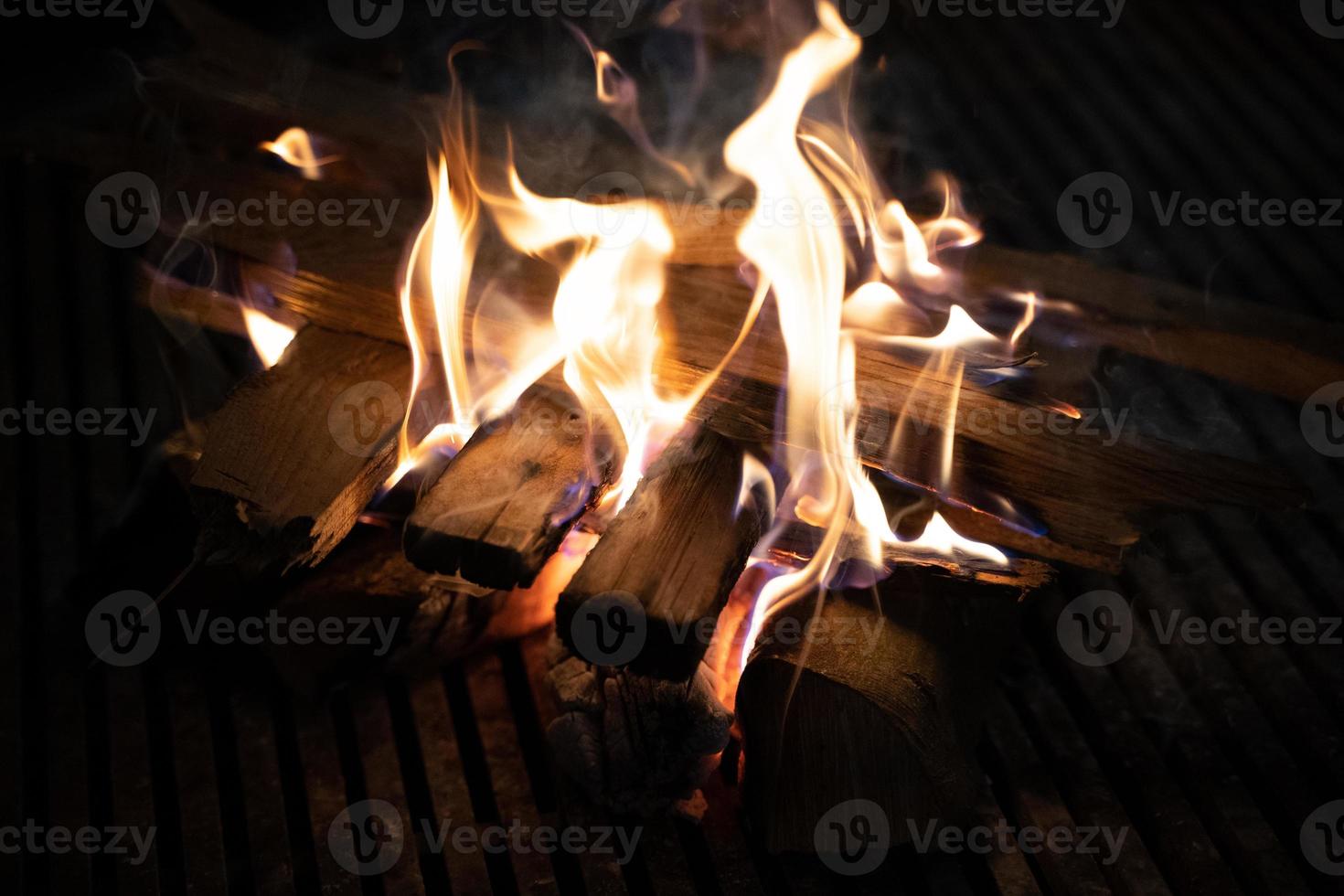 ardente fuoco con bellissimo bokeh nel il sfondo foto