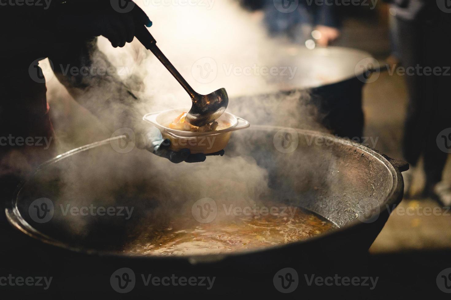 il cucinare riempimenti un' ciotola con caldo strada cibo foto