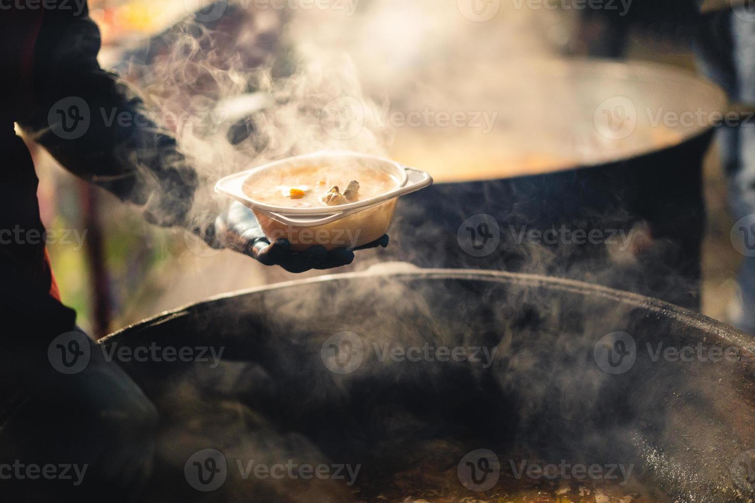 il cucinare riempimenti un' ciotola con caldo strada cibo foto