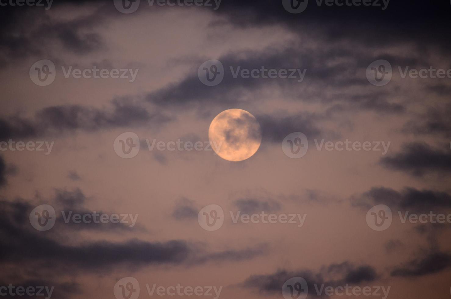 Luna al di sopra di il tramonto foto