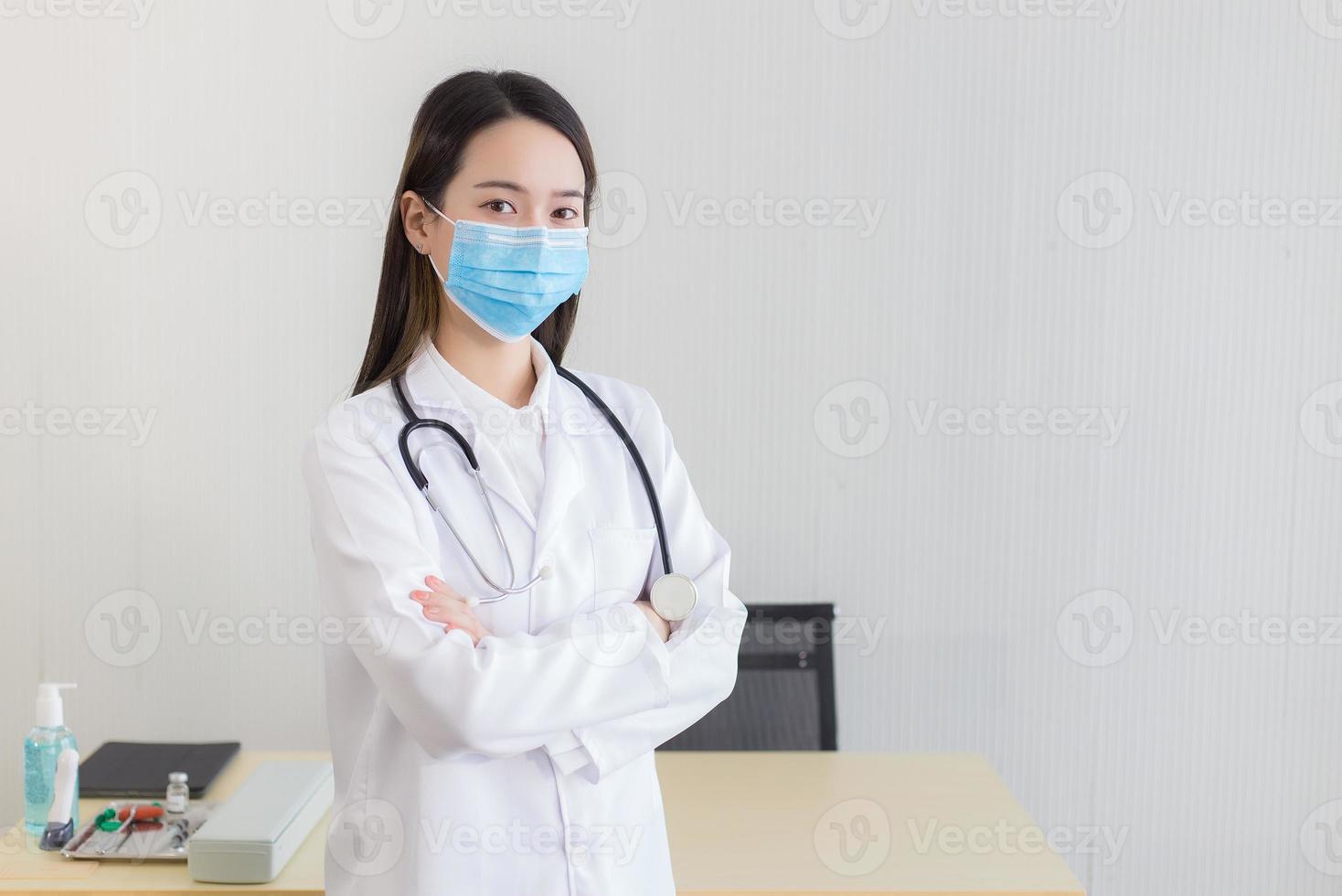 asiatico donna medico indossa un' medico viso maschera foto