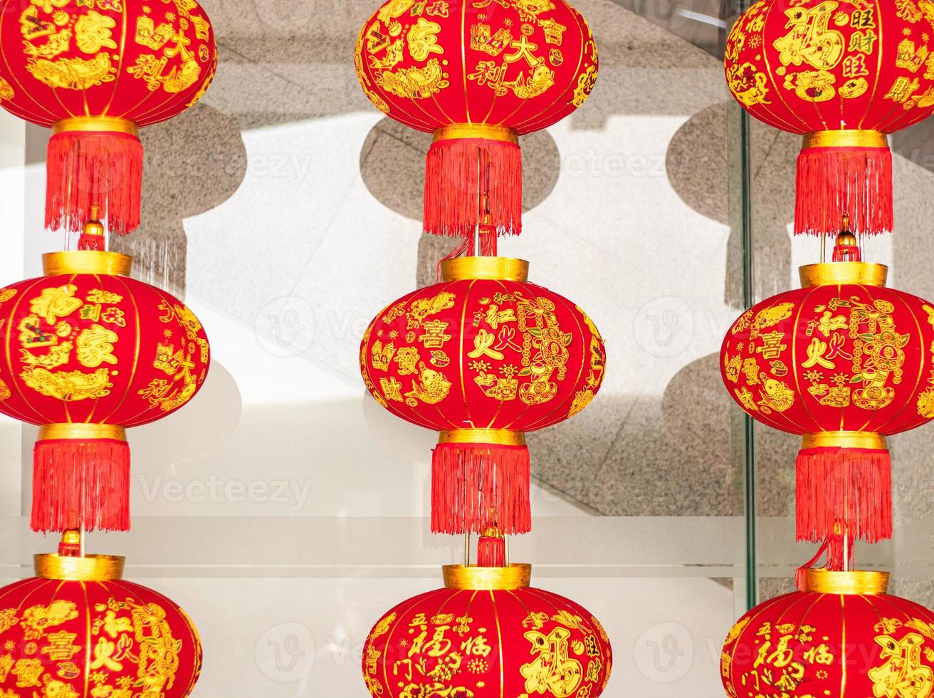 tradizionale Cinese nuovo anno lanterne foderato su magnificamente. foto