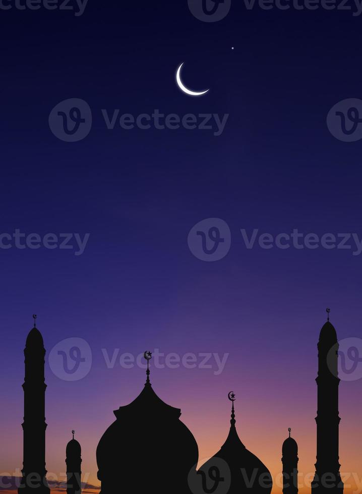 silhouette di moschee cupola e mezzaluna Luna su buio blu crepuscolo cielo sfondo nel verticale telaio, simbolo islamico religione Ramadan e gratuito spazio per testo Arabo, eid al-adha, eid al-fitr, mubarak foto