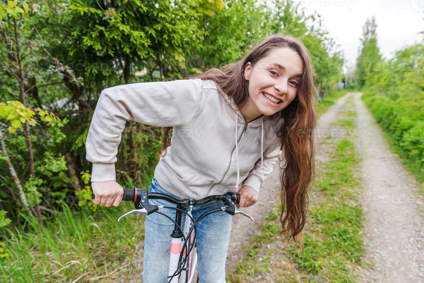 giovane donna equitazione bicicletta nel estate città parco all'aperto. attivo le persone. fricchettone ragazza rilassare e ciclista bicicletta foto