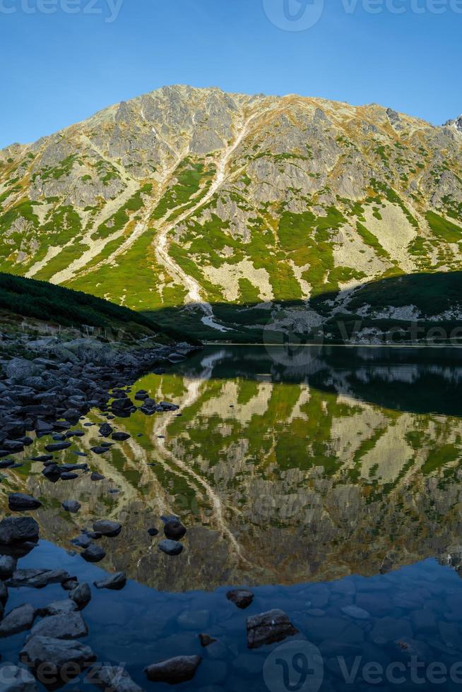 alto tatra montagna autunno soleggiato giorno, rilassante paesaggio, alp Visualizza. naturale Visualizza durante estate il trekking nel Highlands con picchi e roccioso colline Visualizza. nazionale parco nel Polonia. foto