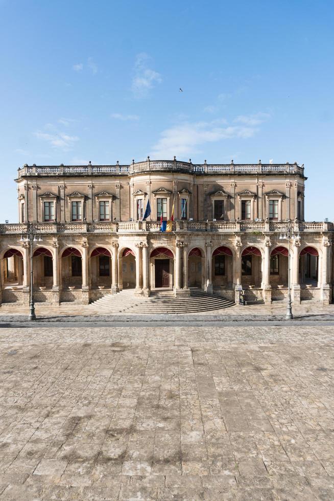 noto,italia-maggio 8, Vista 2022 di il ducezio palazzo a partire dal a partire dal il superiore di il scala di il Cattedrale durante un' soleggiato giorno foto