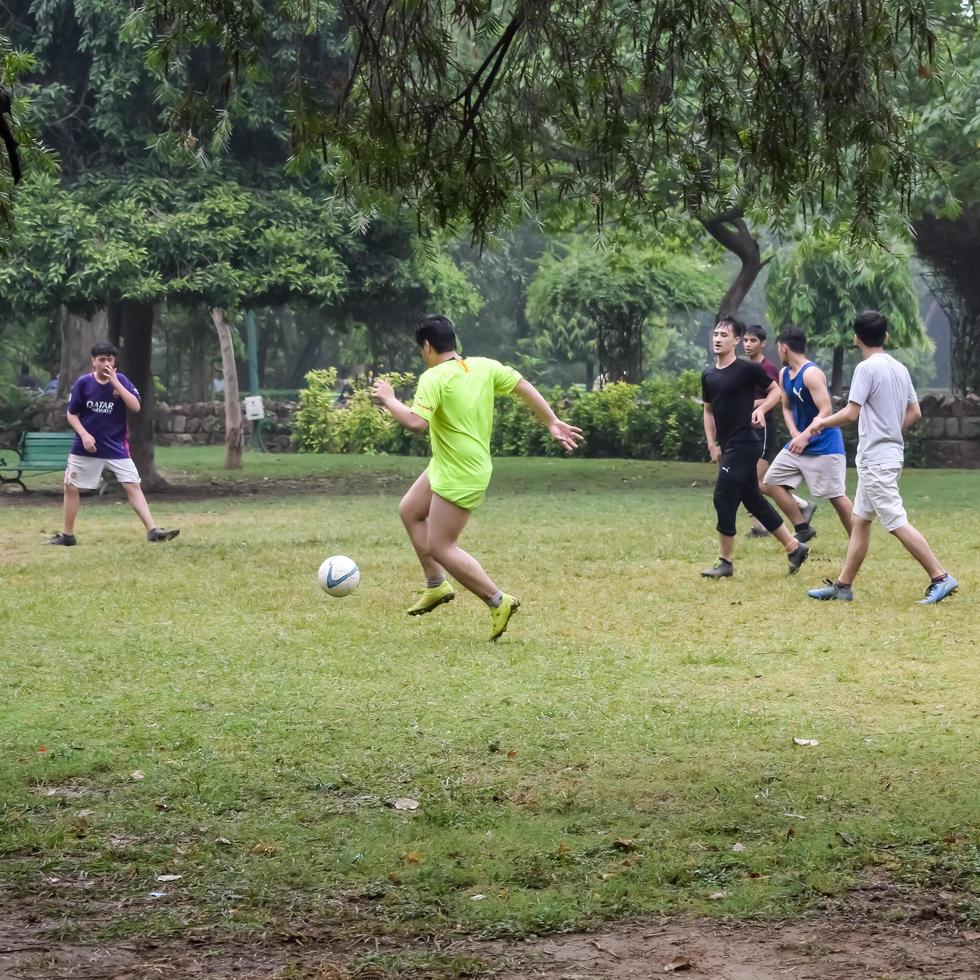 nuovo delhi, India - luglio 01 2018 -calciatori di Locale calcio squadra durante gioco nel regionale Derby campionato su un' cattivo calcio intonazione. caldo momento di calcio incontro su erba verde campo di il stadio foto