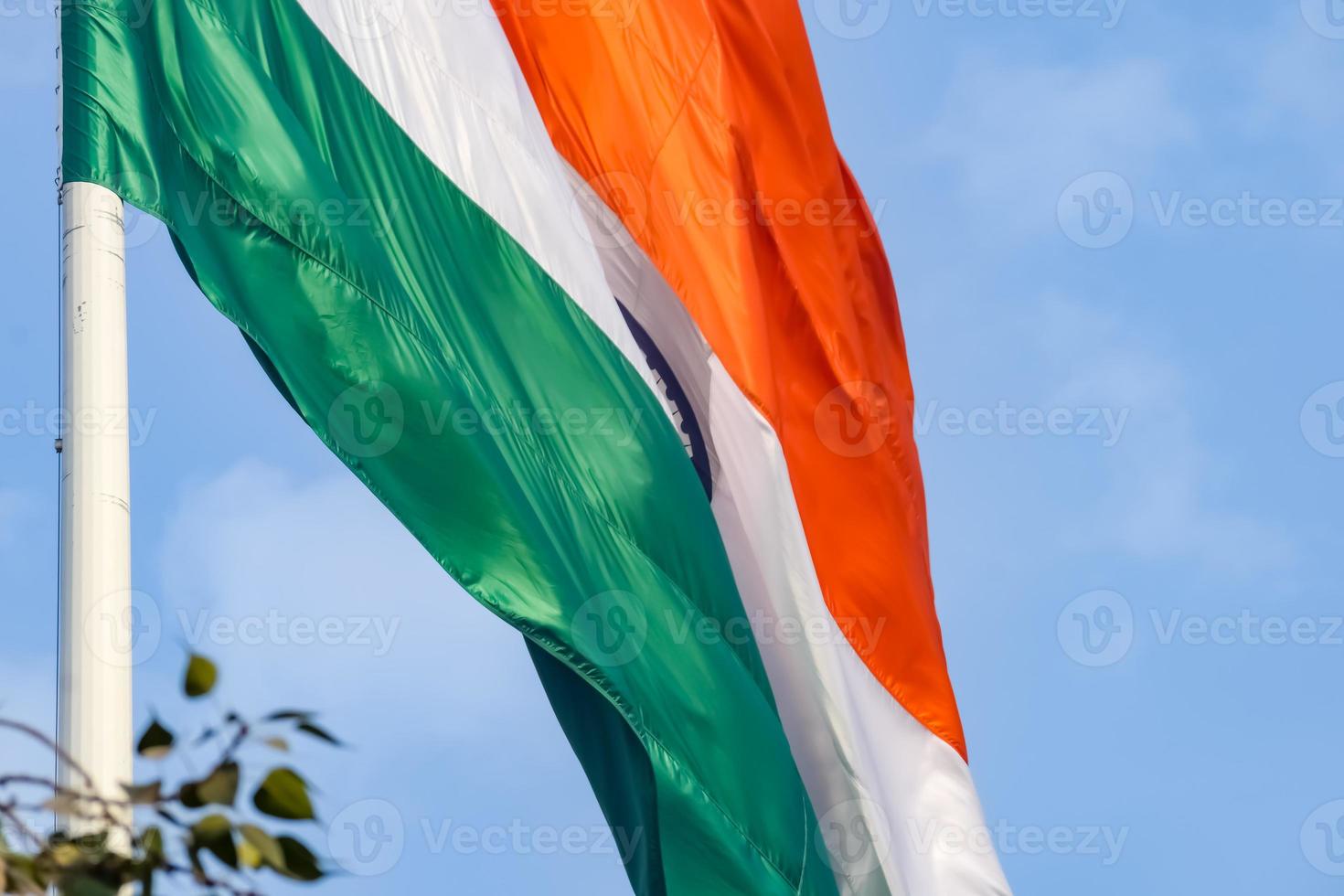 sventolando la bandiera indiana, bandiera dell'india, bandiera indiana che svolazza in alto a connaught place con orgoglio nel cielo blu, bandiera indiana, har ghar tiranga, sventolando la bandiera indiana foto