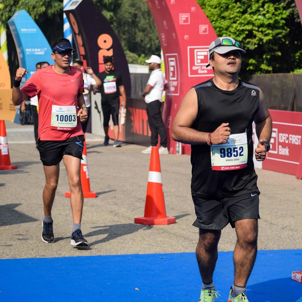 nuovo delhi, India - ottobre 16 2022 - vedanta delhi metà maratona gara dopo covid nel quale maratona partecipanti di per attraversare il finire linea, delhi metà maratona 2022 foto