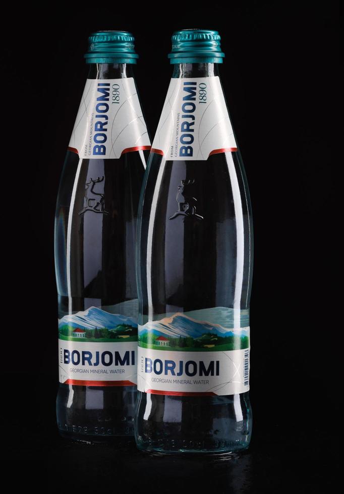 Krasnojarsk, Russia - ottobre 21, 2022 Due bottiglie di borjomi naturale minerale acqua su un' nero sfondo. foto