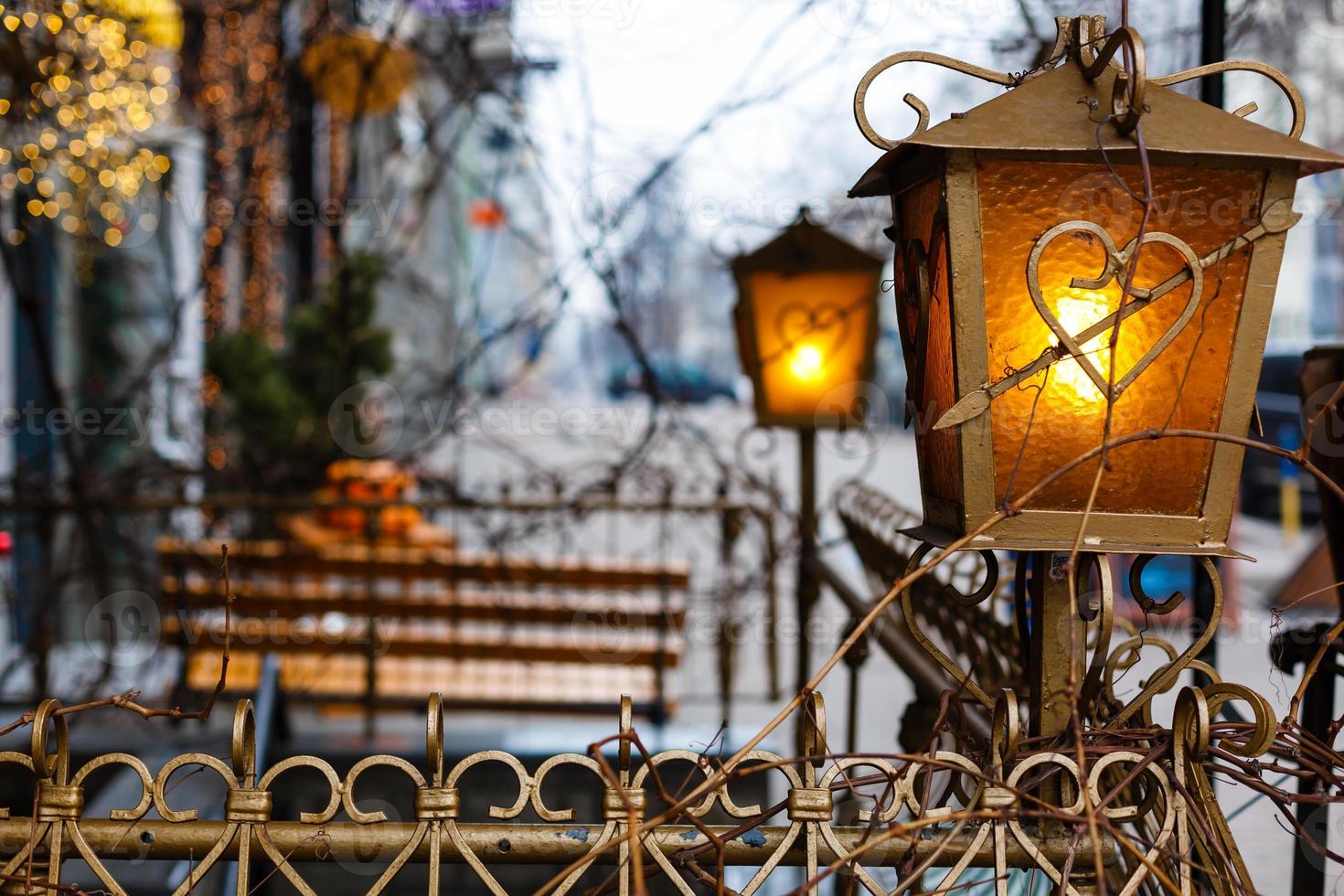 bellissimo strada lanterne illuminato a notte foto