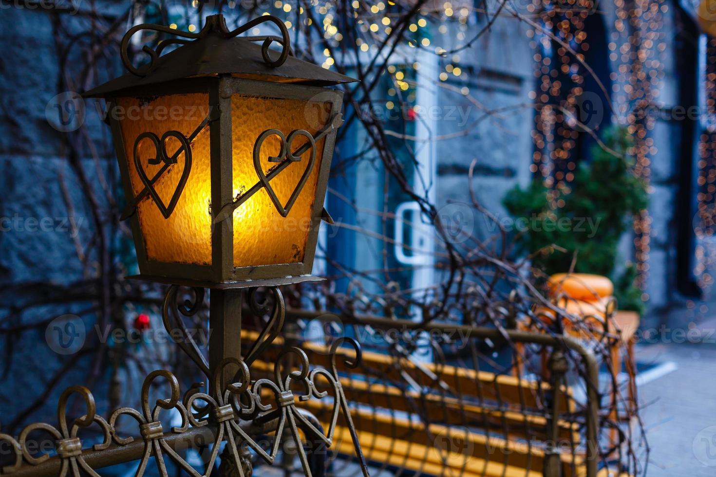 bellissimo strada lanterne illuminato a notte foto