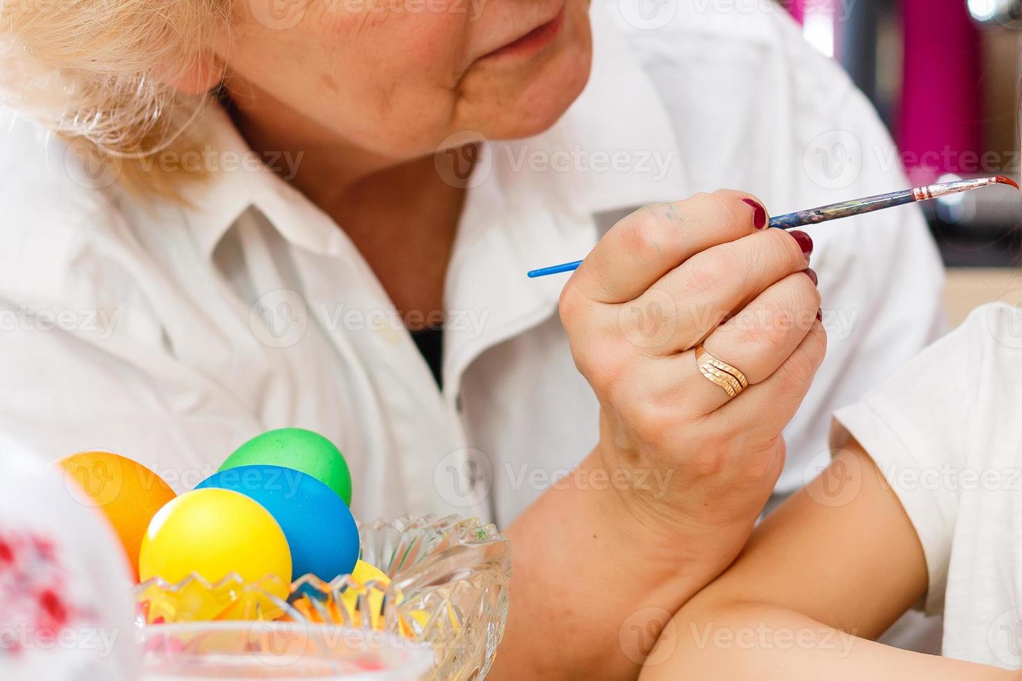 nonna con nipotina siamo colorazione uova per Pasqua. foto