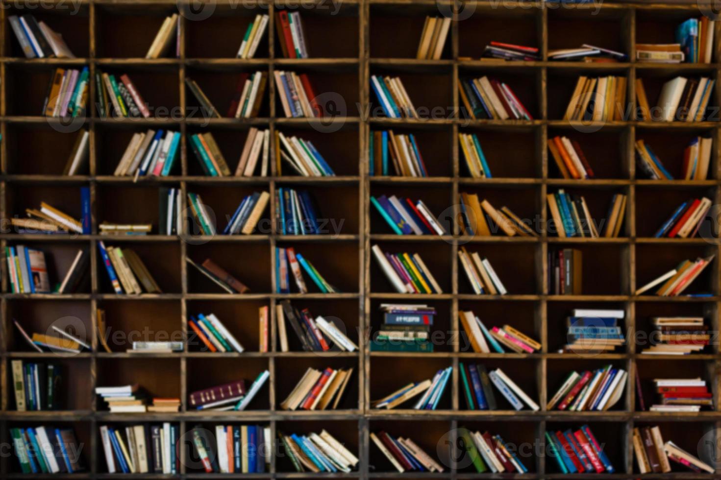 sfocato Immagine molti vecchio libri su scaffale nel biblioteca foto