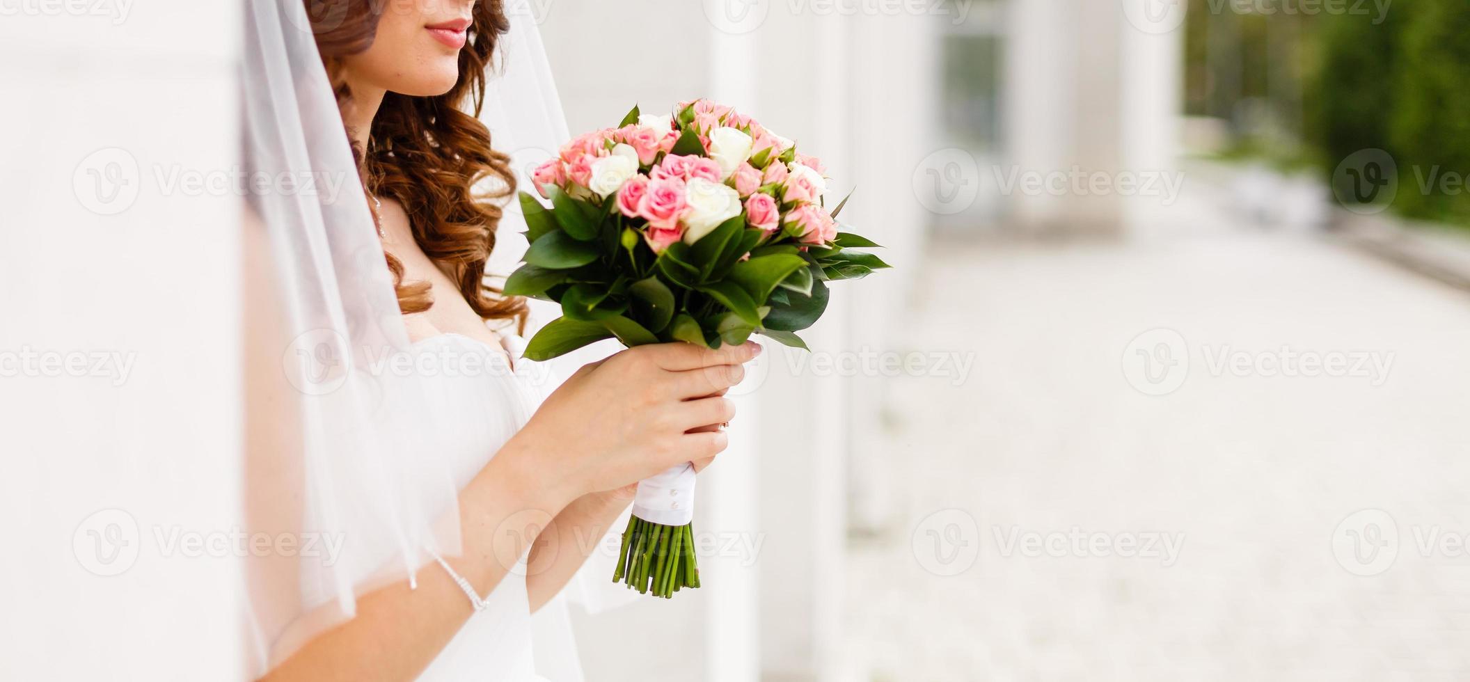 bridal mazzo bellissimo di rosa nozze fiori nel mani di il sposa vicino su interno studio foto