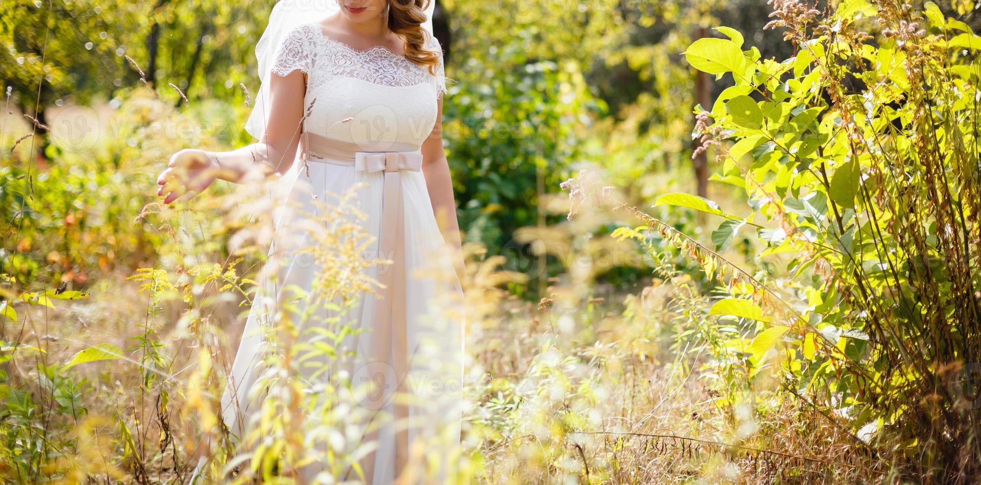 sposa poste su luce del sole parco foto