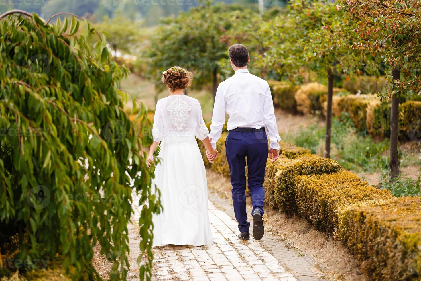 lusso sposato nozze coppia sposa e sposo in posa nel parco autunno foto