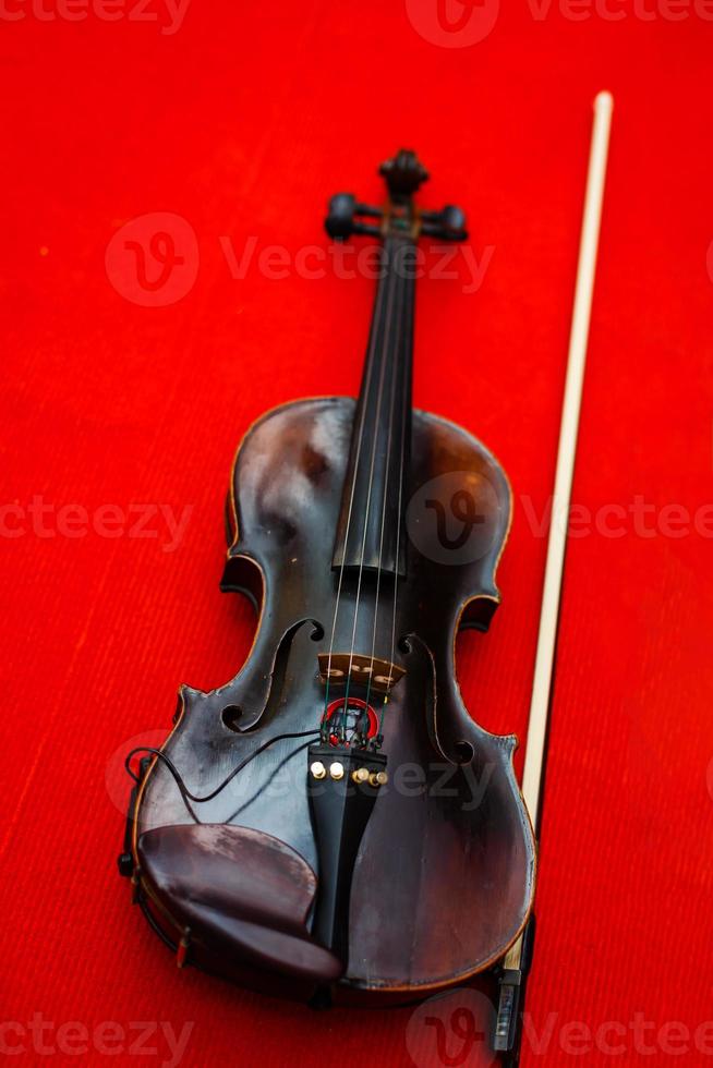 vecchio violino su un' rosso sfondo foto