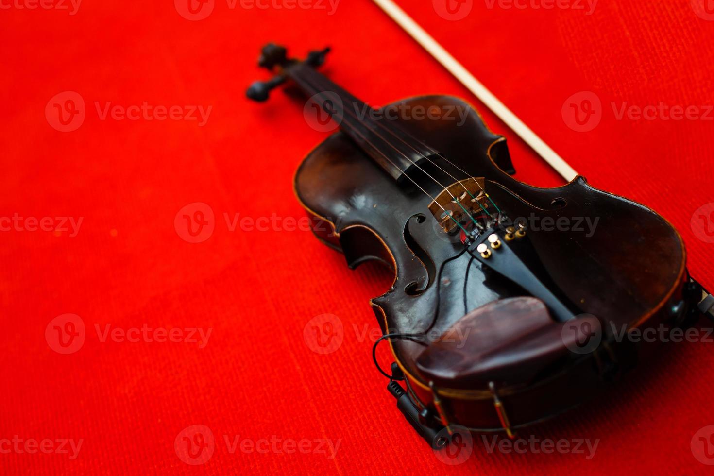 violino su un' rosso sfondo foto