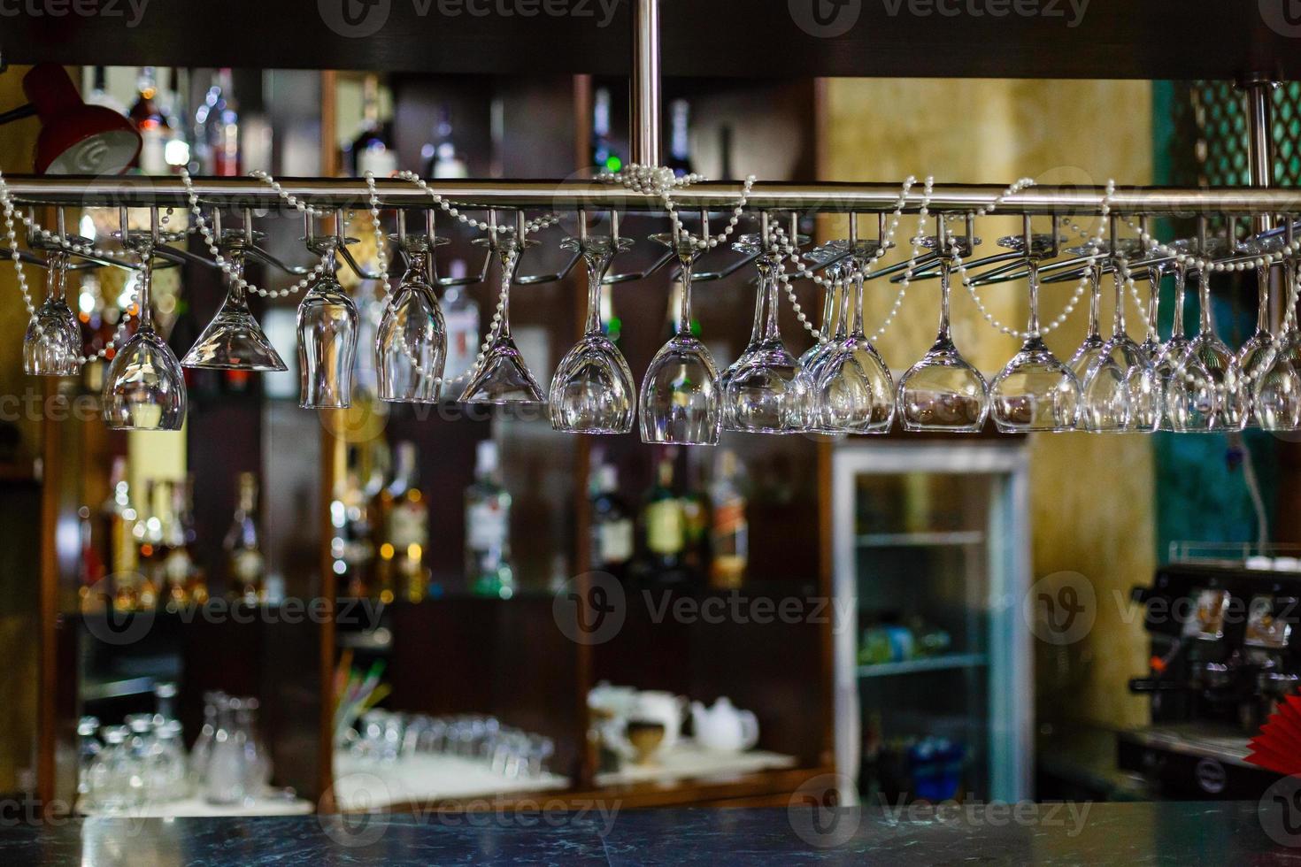 vuoto bicchieri per alcool bevanda sopra un' bar cremagliera sfondo foto