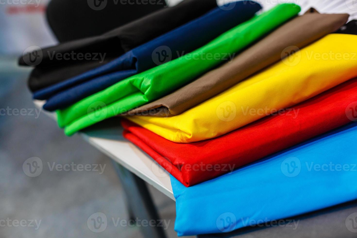 mucchio multicolore tessuti menzogna su il tavolo foto