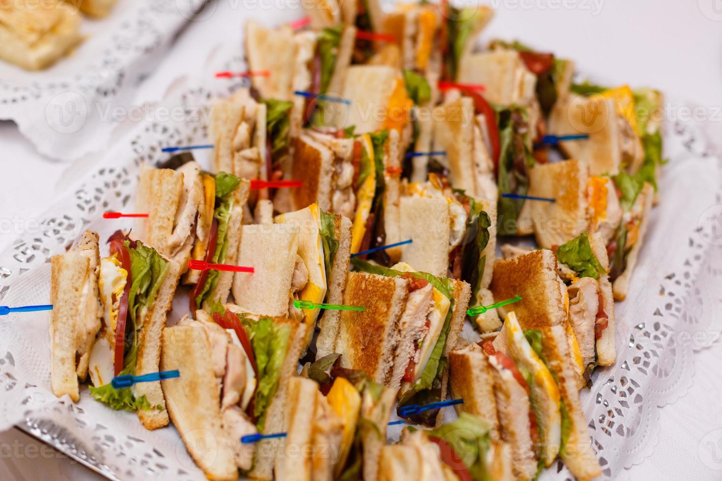 mini club Sandwich con pollo faro prosciutto, uovo insalata freddo tagli brioche panini per ristorazione, seminario, caffè rompere, colazione, il pranzo, cena, buffet e incontro gruppo. foto