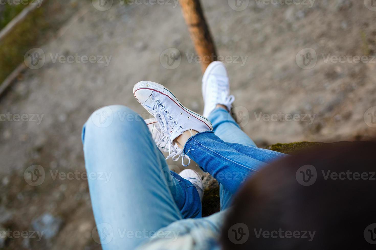 paio di giovane persone vestito casualmente a piedi Tenere mani foto