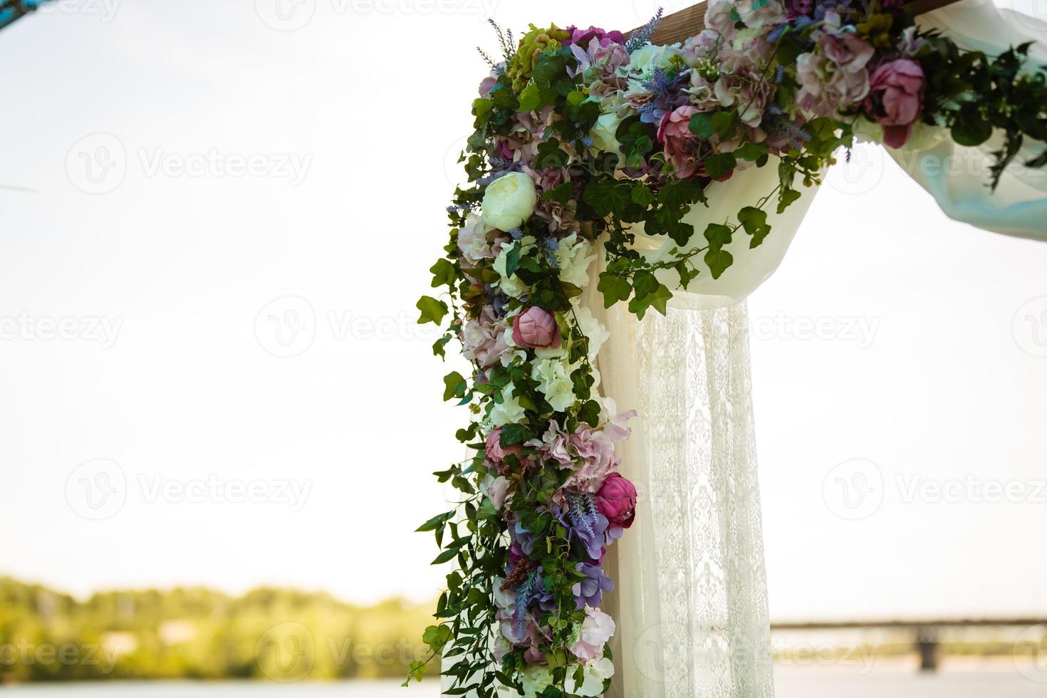 arco per il nozze cerimonia, decorato con stoffa e fiori foto