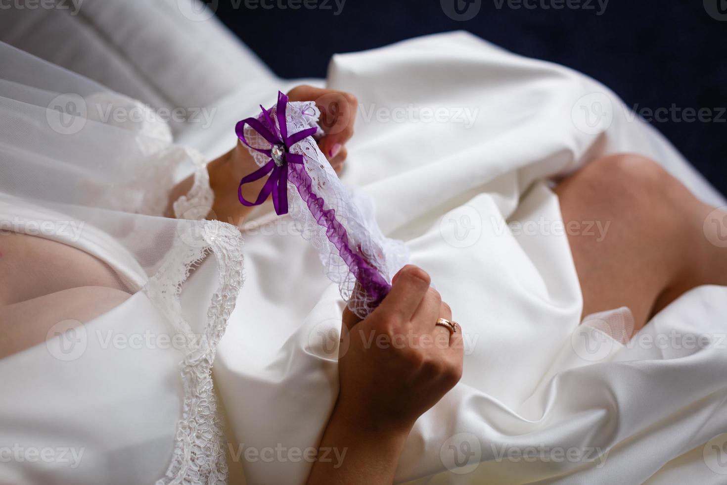 Giarrettiera Sposa Indossa Nozze Sulla Gamba - Fotografie stock e altre  immagini di Matrimonio - Matrimonio, Lingerie, Sposa - iStock