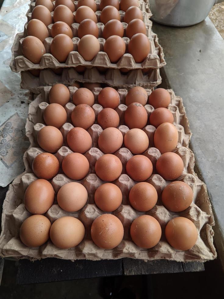 pollo uova impilati con scaffali per vendita foto