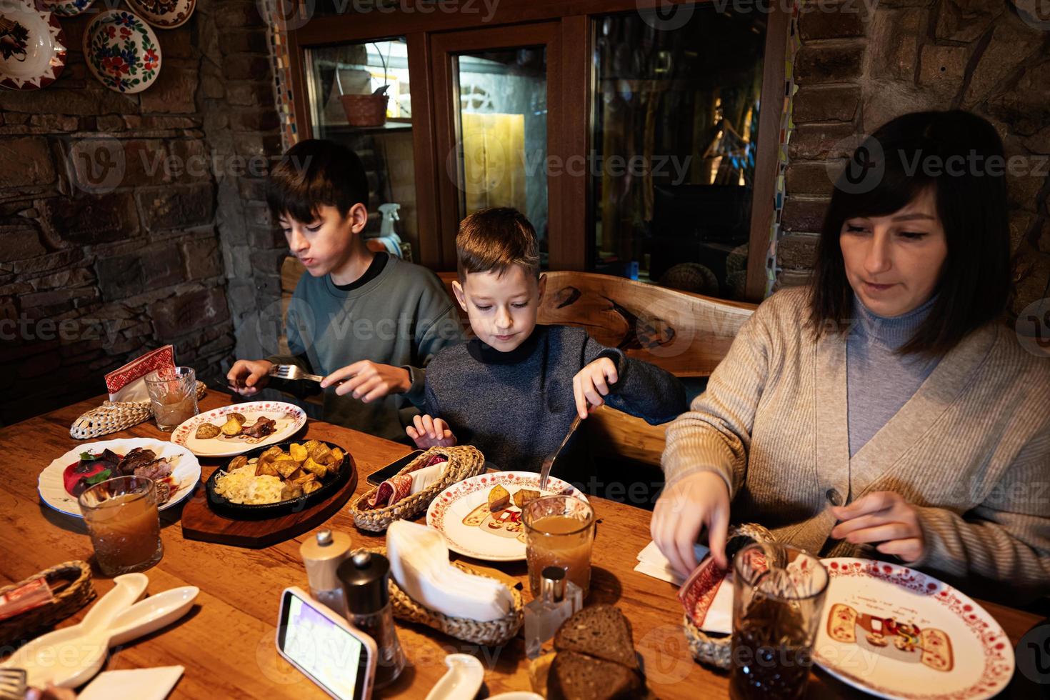 famiglia avendo un' pasto insieme nel autentico ucraino ristorante. foto
