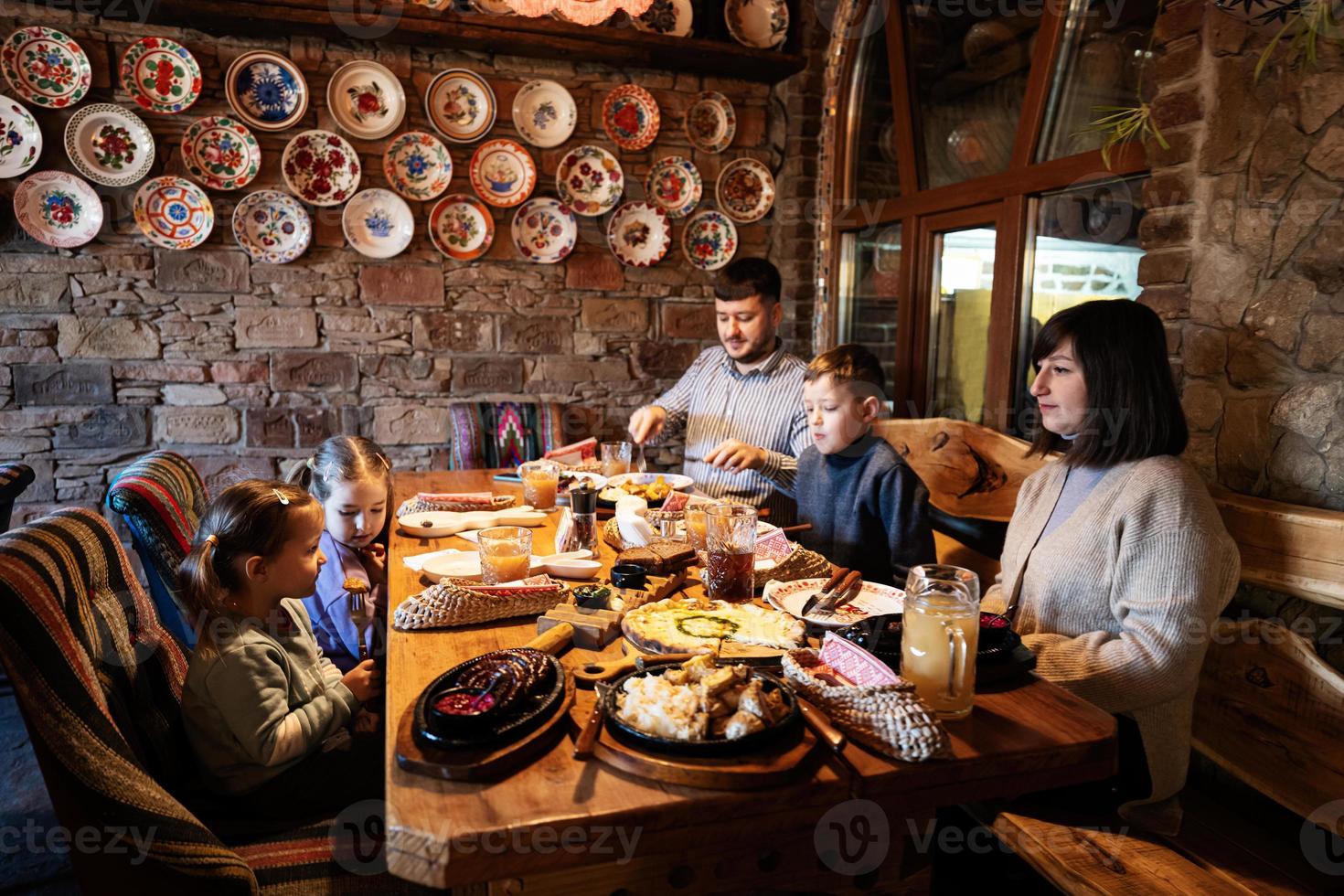 famiglia avendo un' pasto insieme nel autentico ucraino ristorante. foto