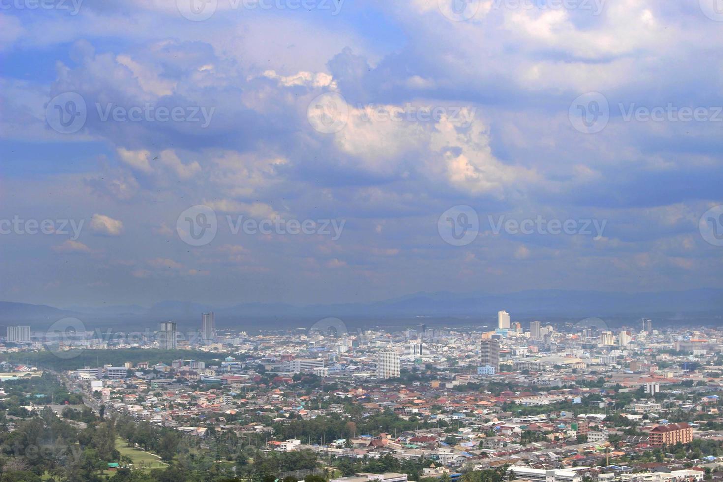 panoramico città orizzonte con cielo foto